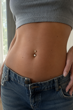 14kt. Geelgouden Navelpiercing – Heldere Steen – 1.6 mm – 4×6 mm gedragen door model
