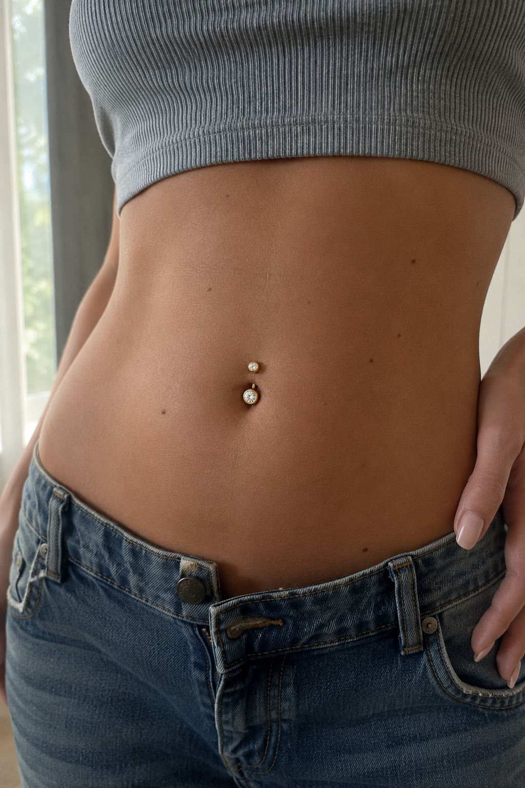 14kt. Geelgouden Navelpiercing – Heldere Steen – 1.6 mm – 4×6 mm gedragen door model