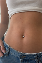 14kt. Geelgouden Navelpiercing – Heldere Steen – 1.6 mm – 4×6 mm gedragen door model
