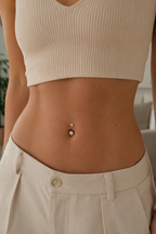14kt. Geelgouden Navelpiercing – Heldere Steen – 1.6 mm – 4×6 mm gedragen door model