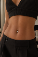 14kt. Geelgouden Navelpiercing – Heldere Steen – 1.6 mm – 4×6 mm gedragen door model