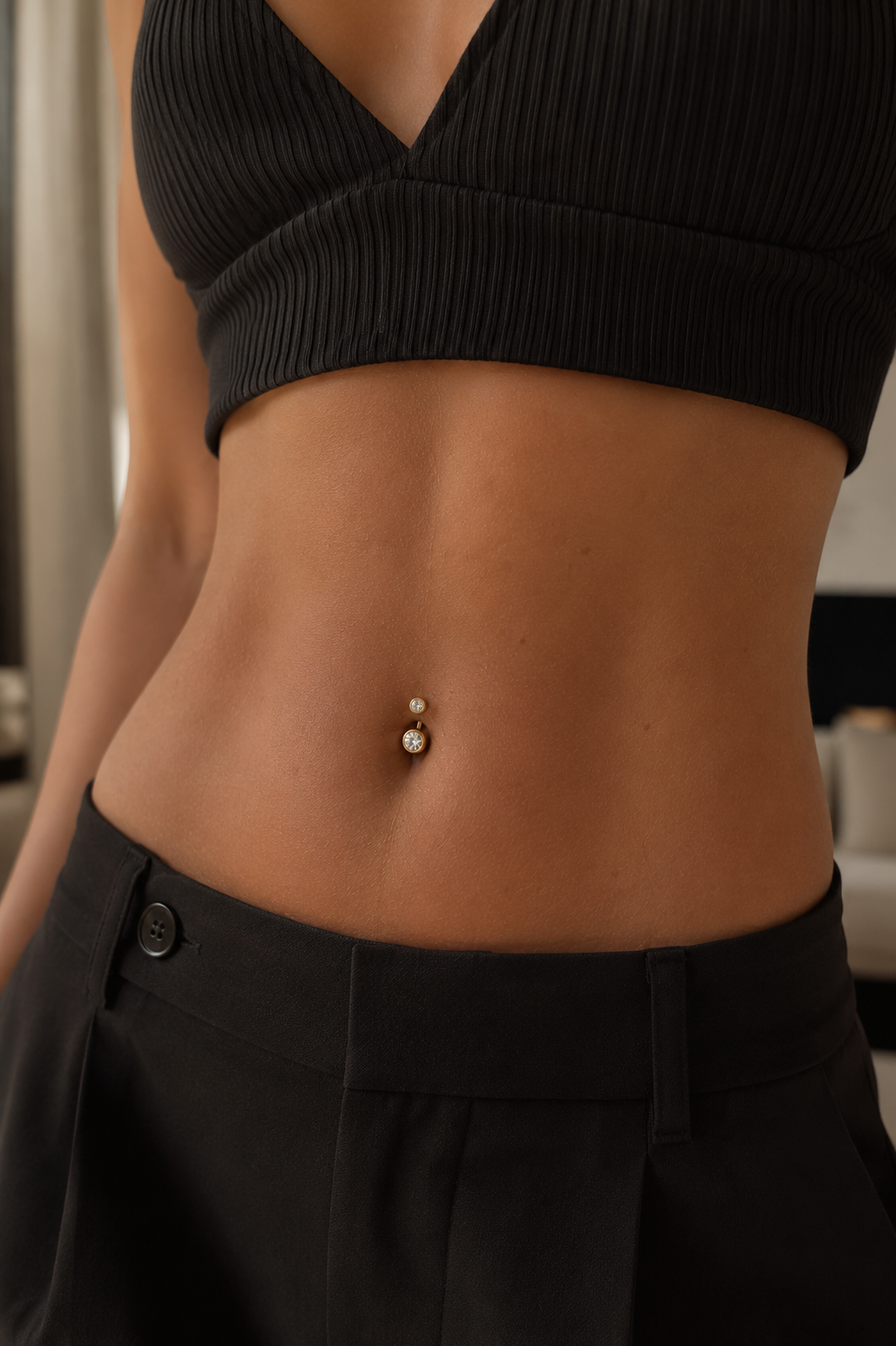 14kt. Geelgouden Navelpiercing – Heldere Steen – 1.6 mm – 4×6 mm gedragen door model