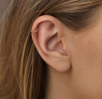 14kt. Geelgouden Braided Segment Ring – 1.2 mm – 8 mm gedragen door model