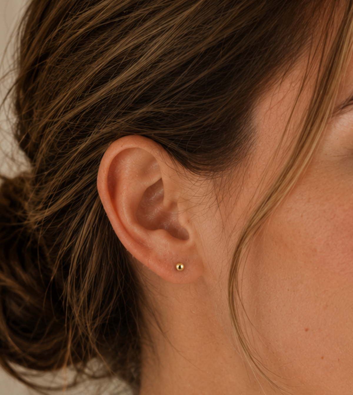 14kt. Geelgouden Setje Oorstuds met Massieve Bal Top – 0.8 mm – 10 mm gedragen door model