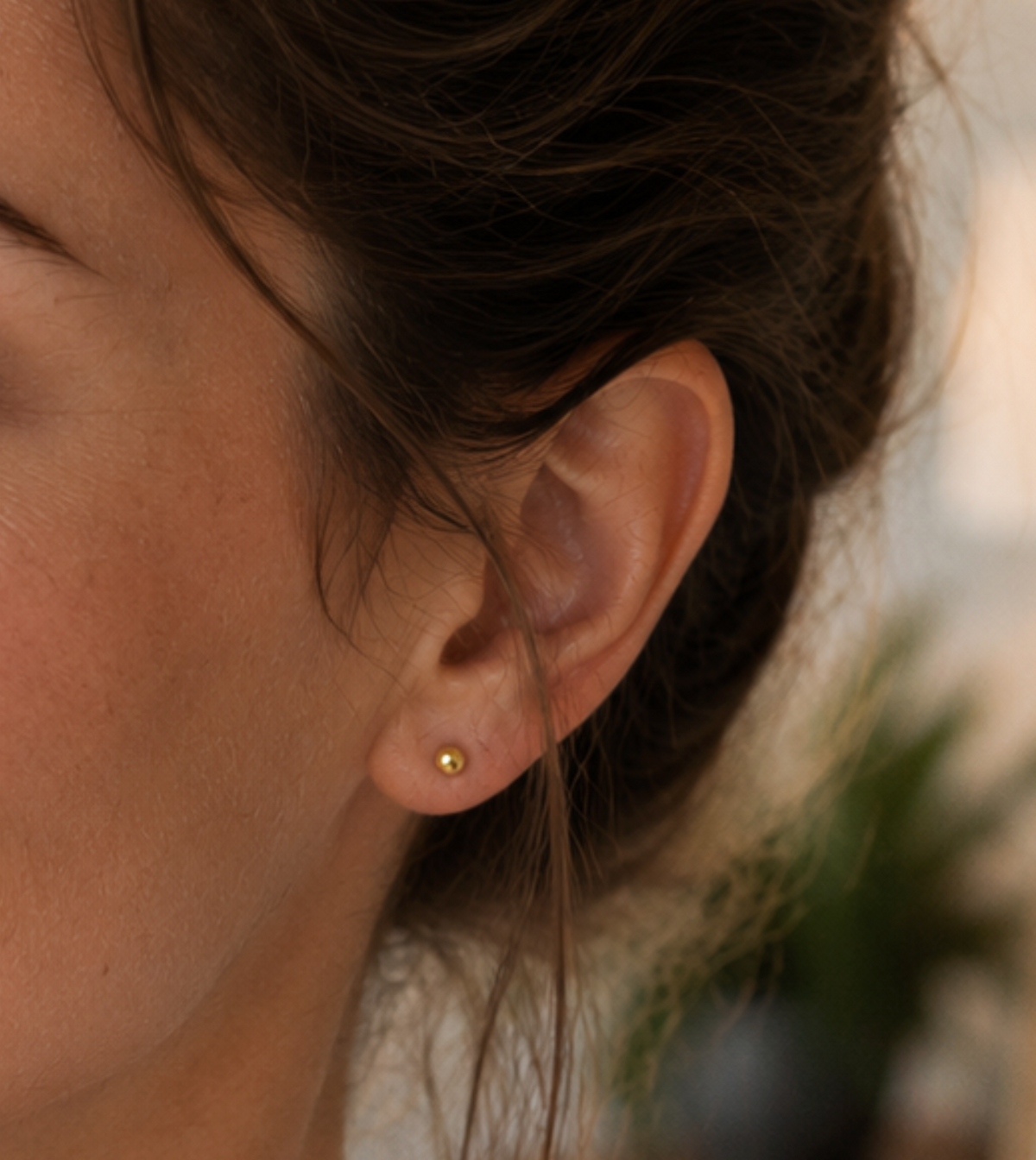 14kt. Geelgouden Setje Oorstuds met Massieve Bal Top – 0.8 mm – 10 mm gedragen door model