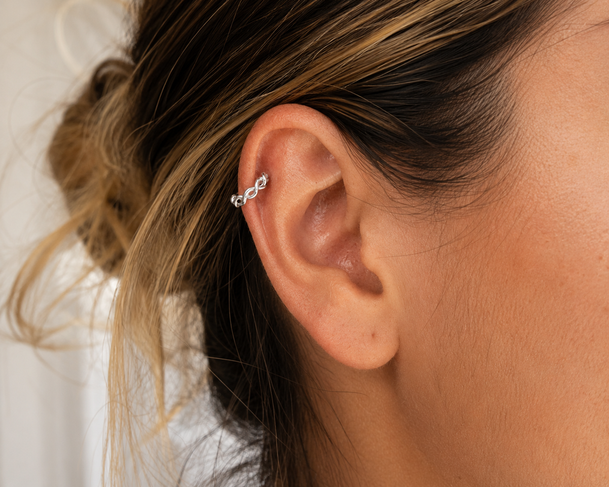 14kt. Witgouden Segment Ring met Infinity Twist – 1.2 mm – 8 mm gedragen door model