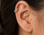 14kt. Witgouden Segment Ring met Infinity Twist – 1.2 mm – 8 mm gedragen door model