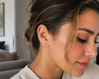 14kt. Geelgouden Segment Ring met Infinity Twist gedragen door model