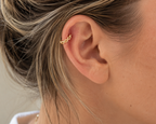 14kt. Geelgouden Segment Ring met Infinity Twist gedragen door model
