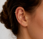 14kt. Geelgouden Segment Ring met Infinity Twist gedragen door model