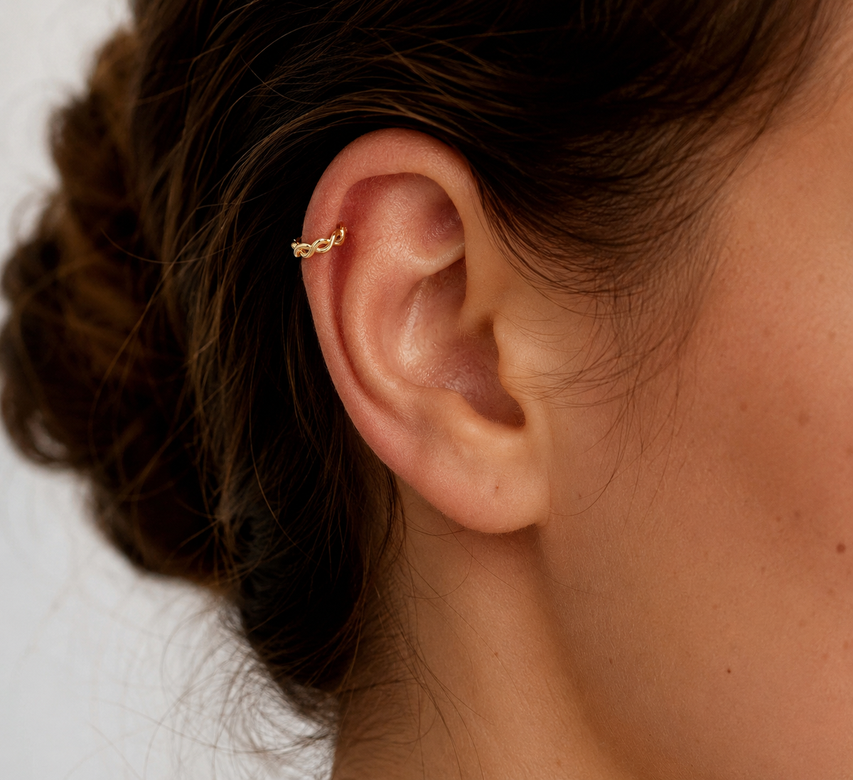 14kt. Geelgouden Segment Ring met Infinity Twist gedragen door model