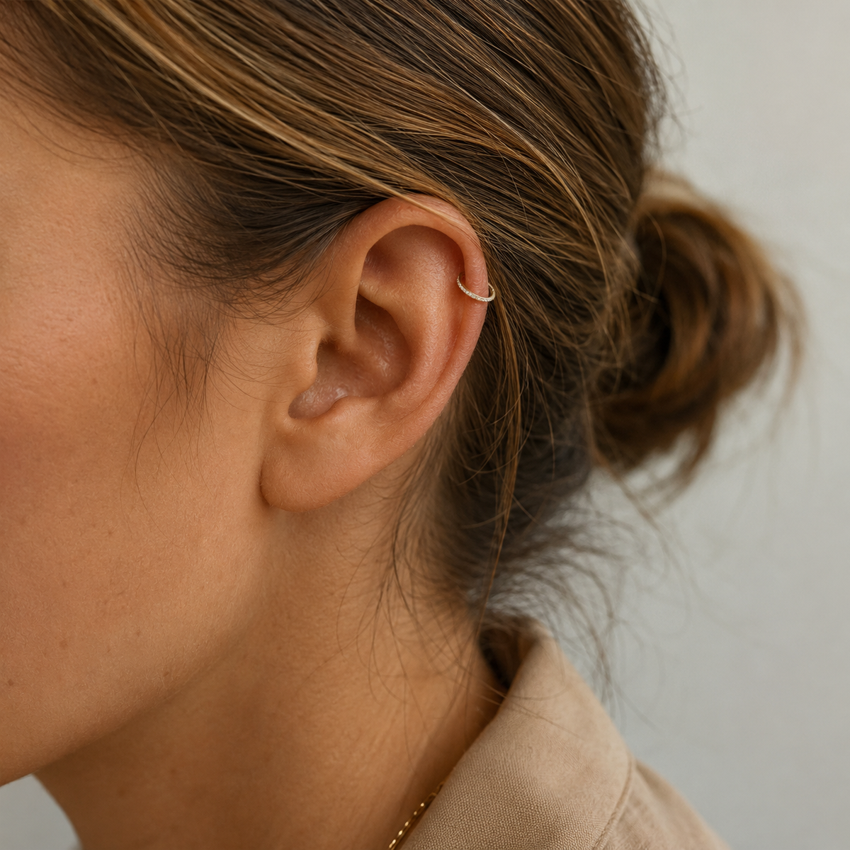 14kt. Geelgouden Segment Ring met Heldere Steentjes gedragen door model