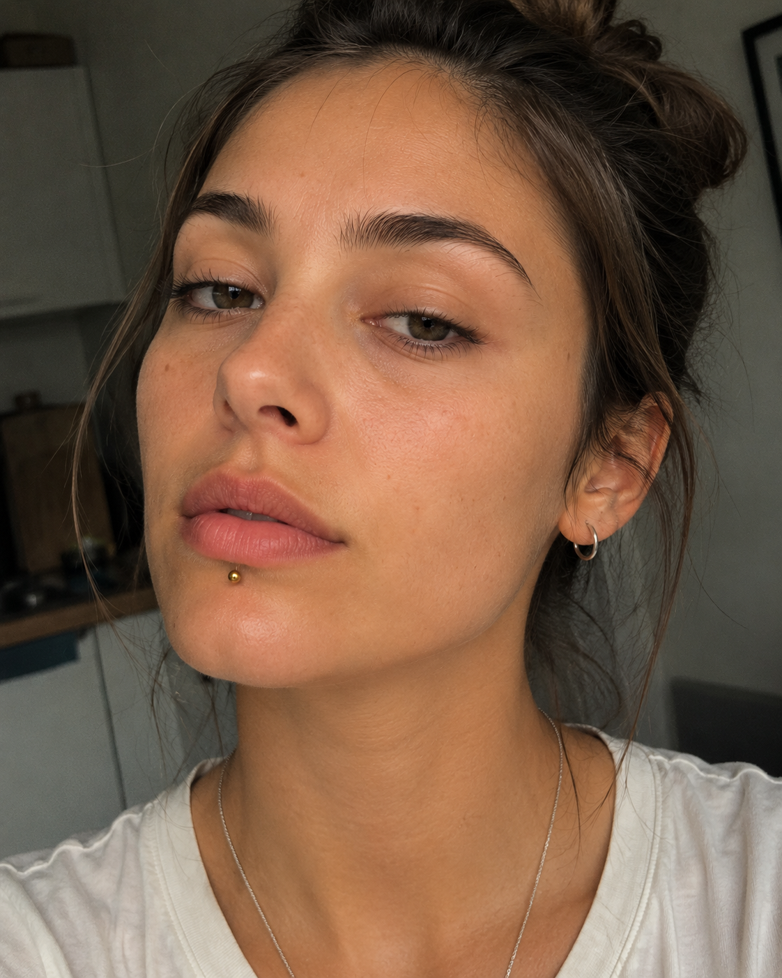 14kt. Geelgouden Labret Met Massief Balletje – 1.2 mm – 3 mm gedragen door model