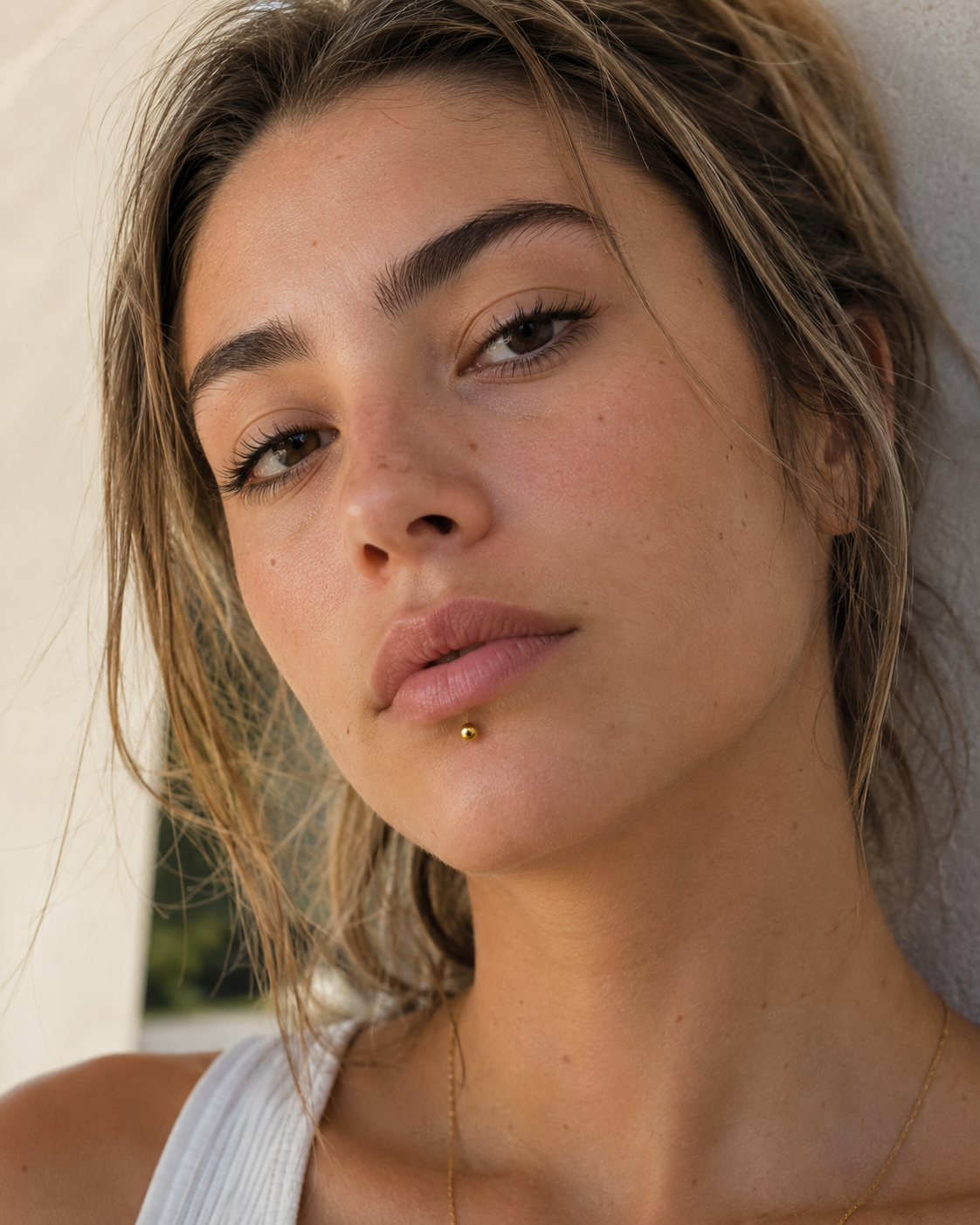 14kt. Geelgouden Labret Met Massief Balletje – 1.2 mm – 3 mm gedragen door model