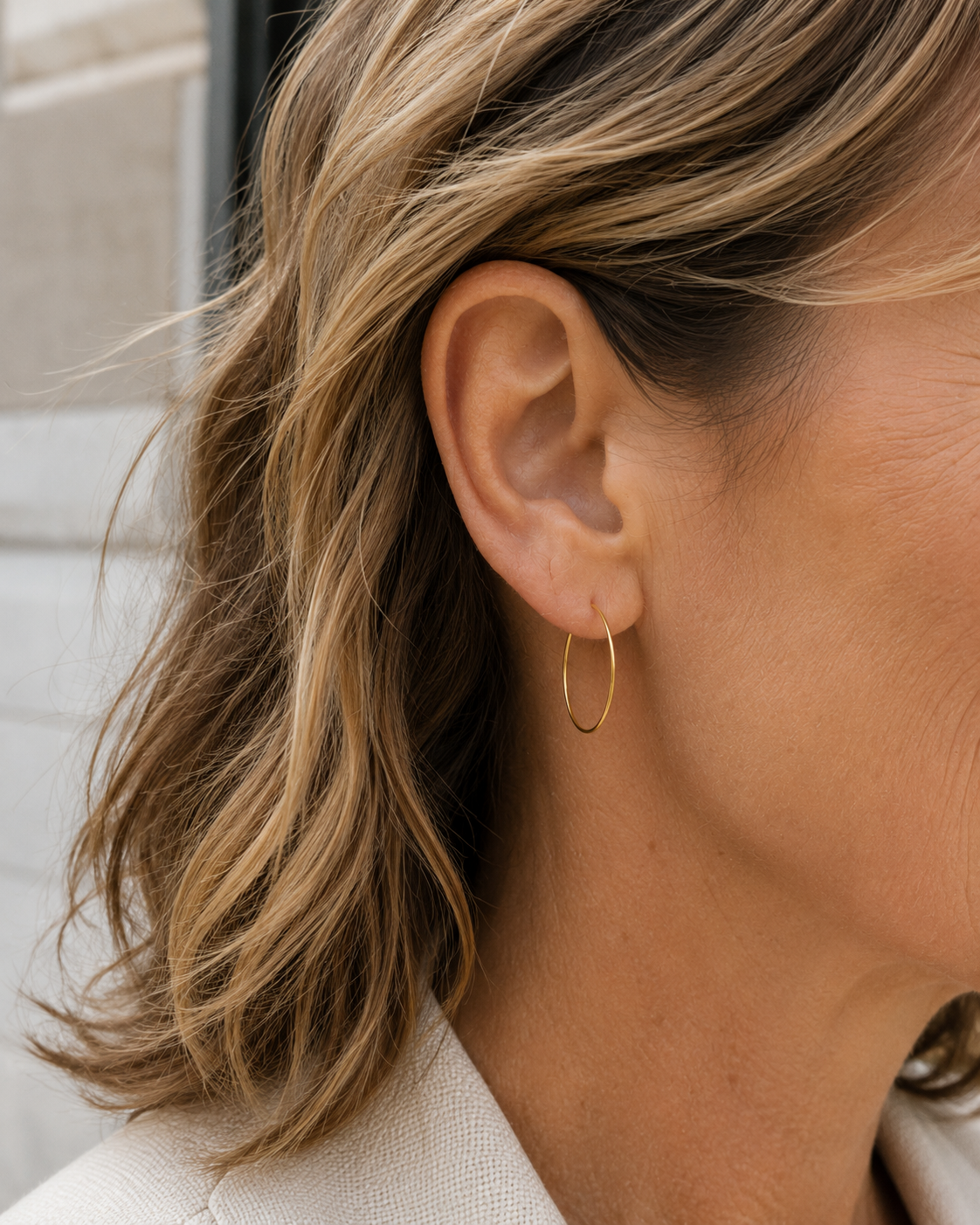14kt. Geelgouden Setje Oorringen (Hoops) – 0.8 MM gedragen door model