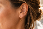 14kt. Geelgouden Setje Oorringen (Hoops) – 0.8 MM gedragen door model