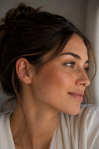 14kt. Witgouden Push-in Bal Top met Threadless Sluiting gedragen door model
