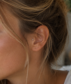 14kt. Witgouden Push-in Bal Top met Threadless Sluiting gedragen door model