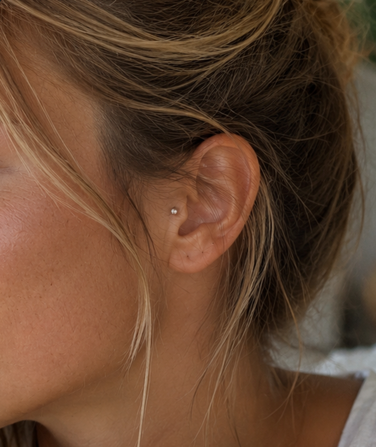 14kt. Witgouden Push-in Bal Top met Threadless Sluiting gedragen door model