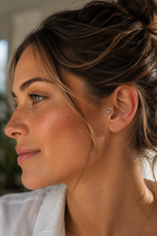14kt. Witgouden Push-in Bal Top met Threadless Sluiting gedragen door model