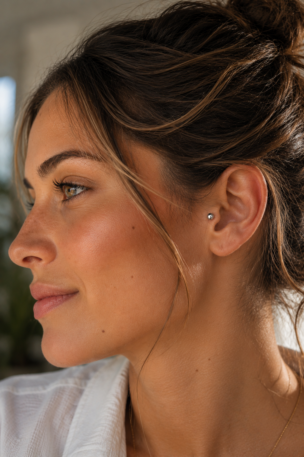 14kt. Witgouden Push-in Bal Top met Threadless Sluiting gedragen door model