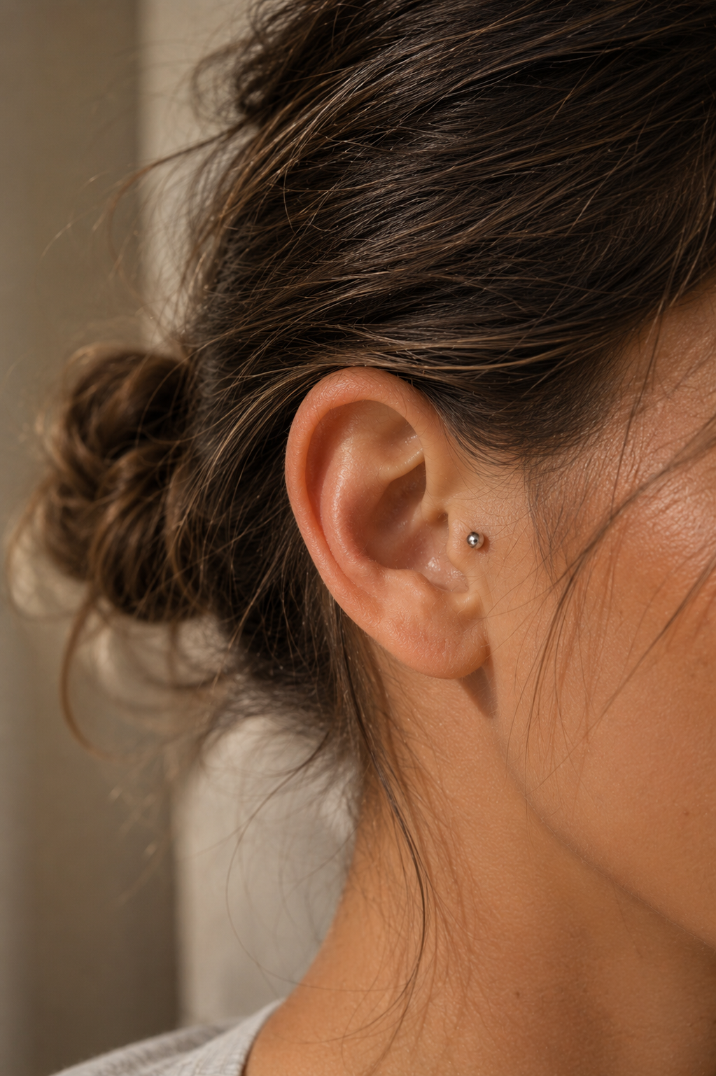 14kt. Witgouden Push-in Bal Top met Threadless Sluiting gedragen door model