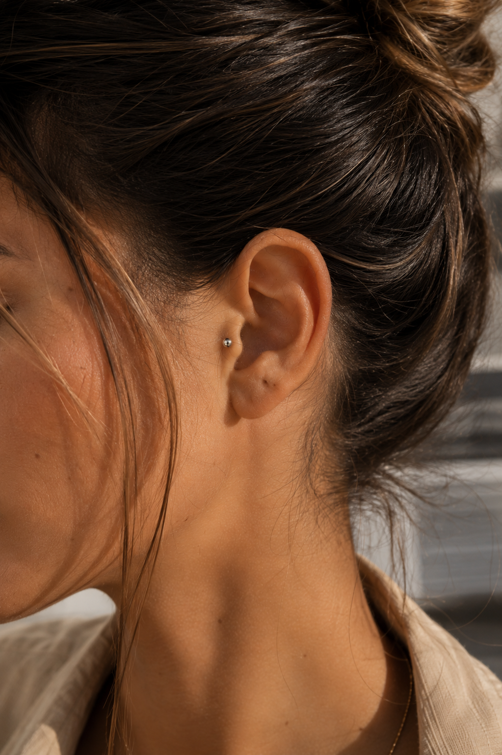 14kt. Witgouden Push-in Bal Top met Threadless Sluiting gedragen door model