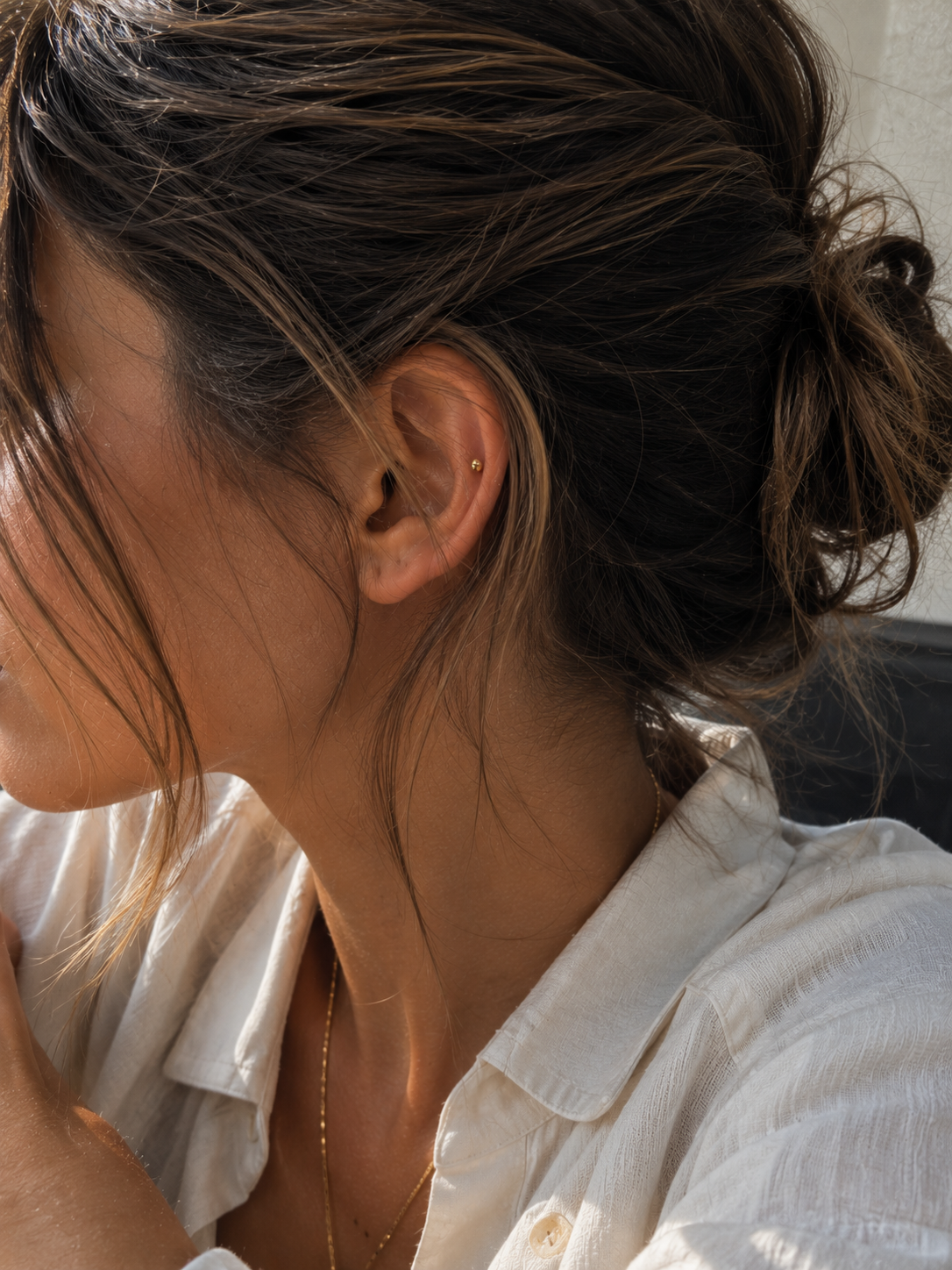 14kt. Geelgouden Push-in Bal Top met Threadless Sluiting gedragen door model