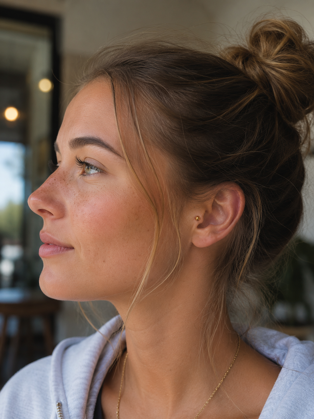 14kt. Geelgouden Push-in Bal Top met Threadless Sluiting gedragen door model