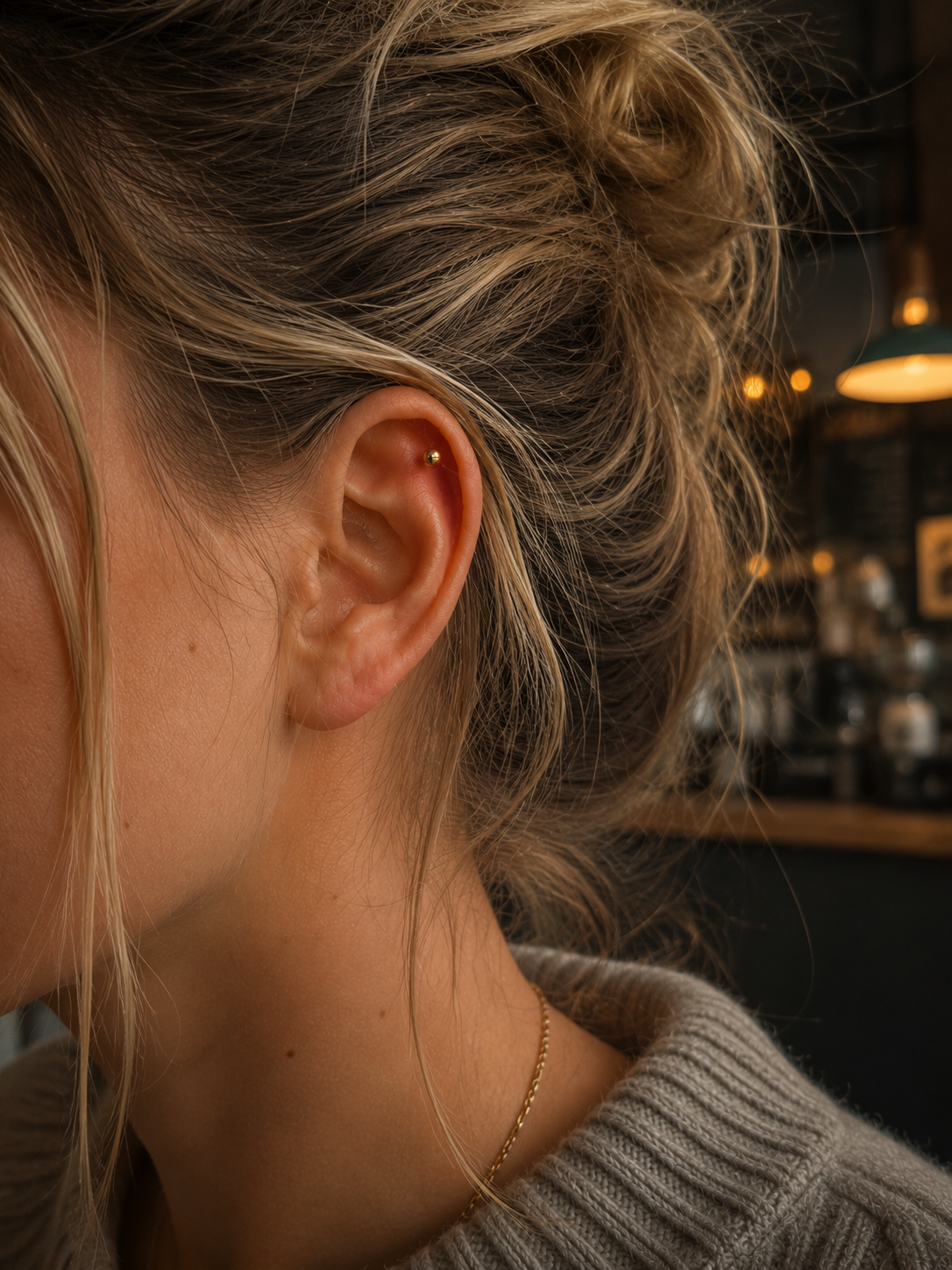 14kt. Geelgouden Push-in Bal Top met Threadless Sluiting gedragen door model