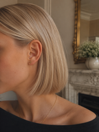 14kt. Geelgouden Push-in Bal Top met Threadless Sluiting gedragen door model