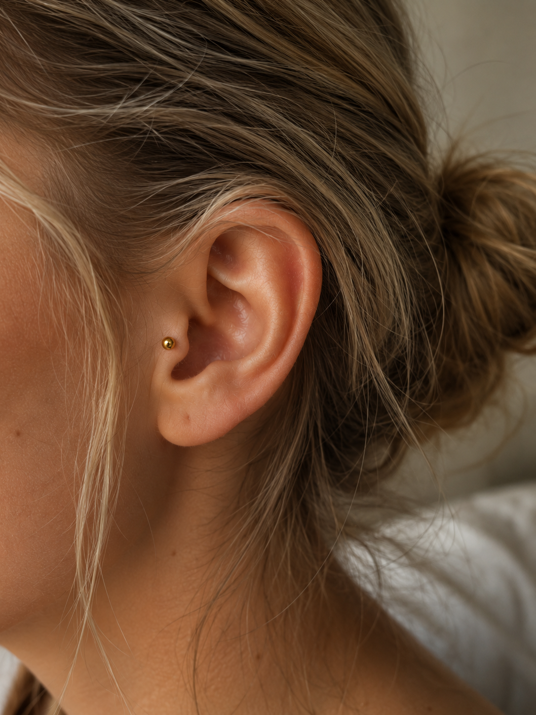 14kt. Geelgouden Push-in Bal Top met Threadless Sluiting gedragen door model