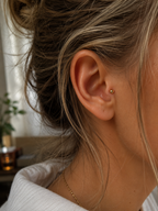 14kt. Geelgouden Push-in Bal Top met Threadless Sluiting gedragen door model