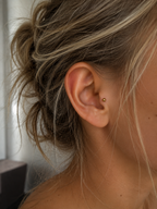 14kt. Geelgouden Push-in Bal Top met Threadless Sluiting gedragen door model