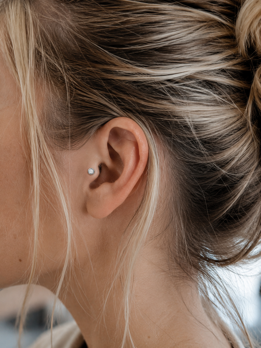 14kt. Witgouden Push-in Labret met Threadless Bezel Set CZ Top – 3 mm gedragen door model
