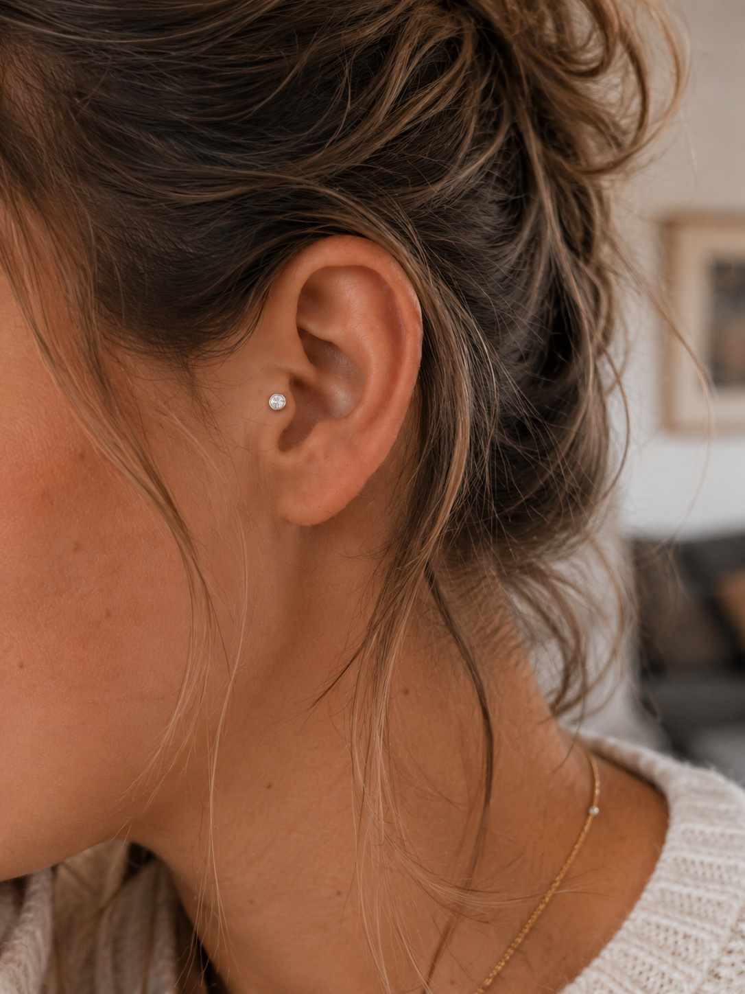 14kt. Witgouden Push-in Labret met Threadless Bezel Set CZ Top – 3 mm gedragen door model