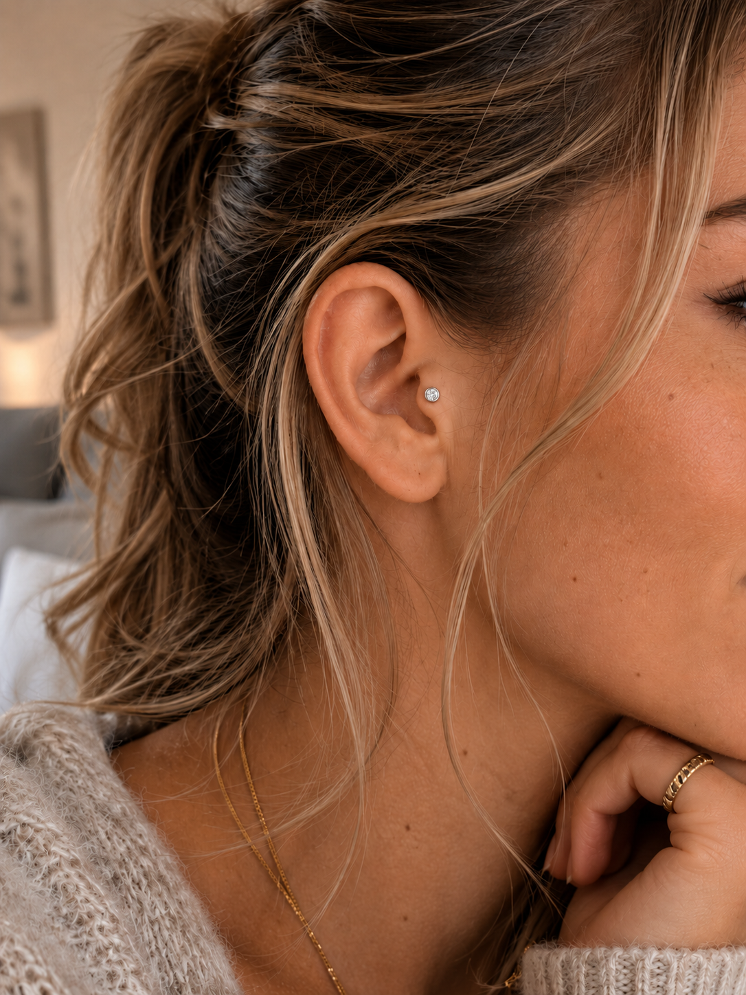 14kt. Witgouden Push-in Labret met Threadless Bezel Set CZ Top – 3 mm gedragen door model