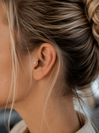 14kt. Geelgouden Push-in Labret met Threadless Bezel Set CZ Top – 3 mm gedragen door model