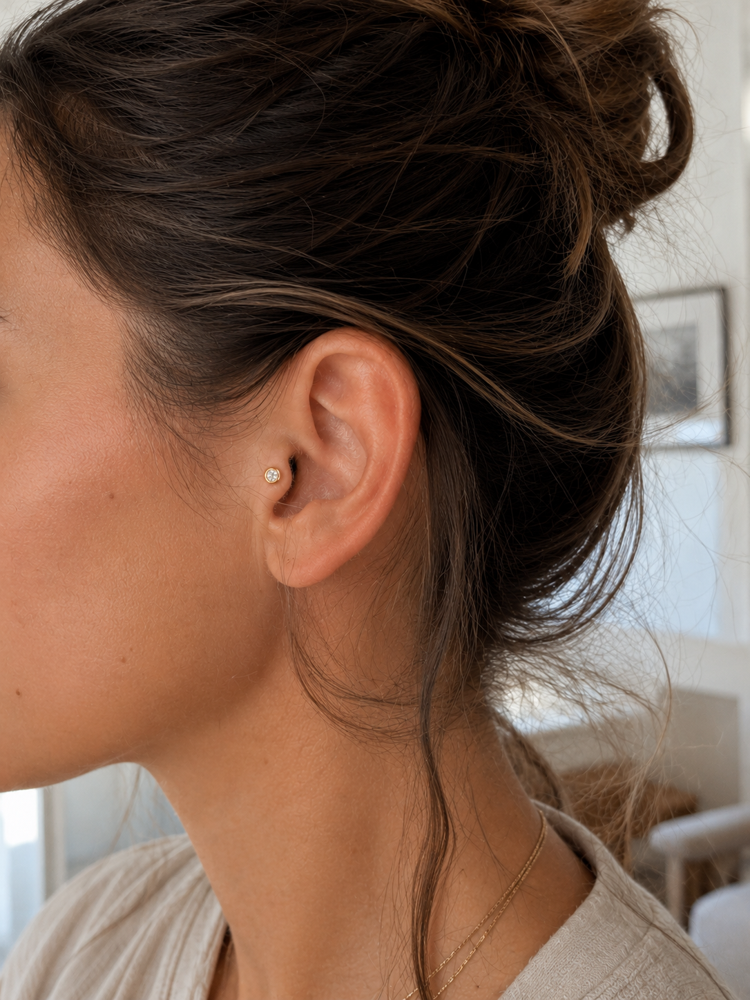 14kt. Geelgouden Push-in Labret met Threadless Bezel Set CZ Top – 3 mm gedragen door model