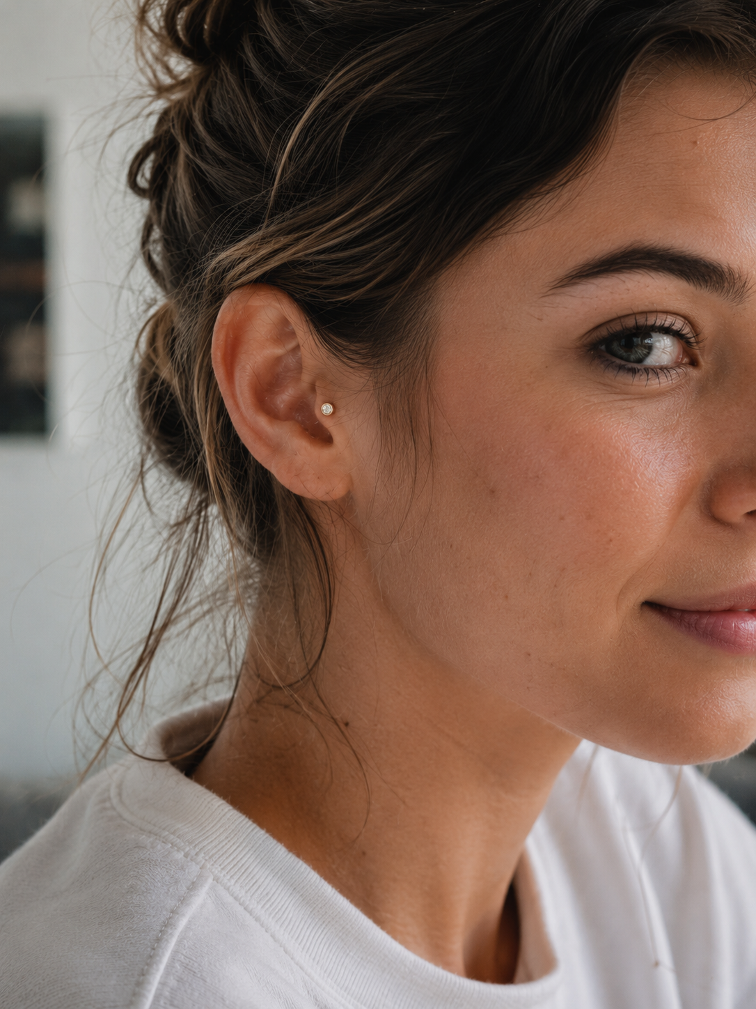 14kt. Geelgouden Push-in Labret met Threadless Bezel Set CZ Top – 3 mm gedragen door model