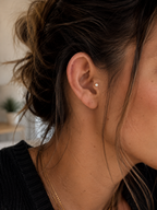 14kt. Geelgouden Push-in Labret met Threadless Bezel Set CZ Top – 3 mm gedragen door model