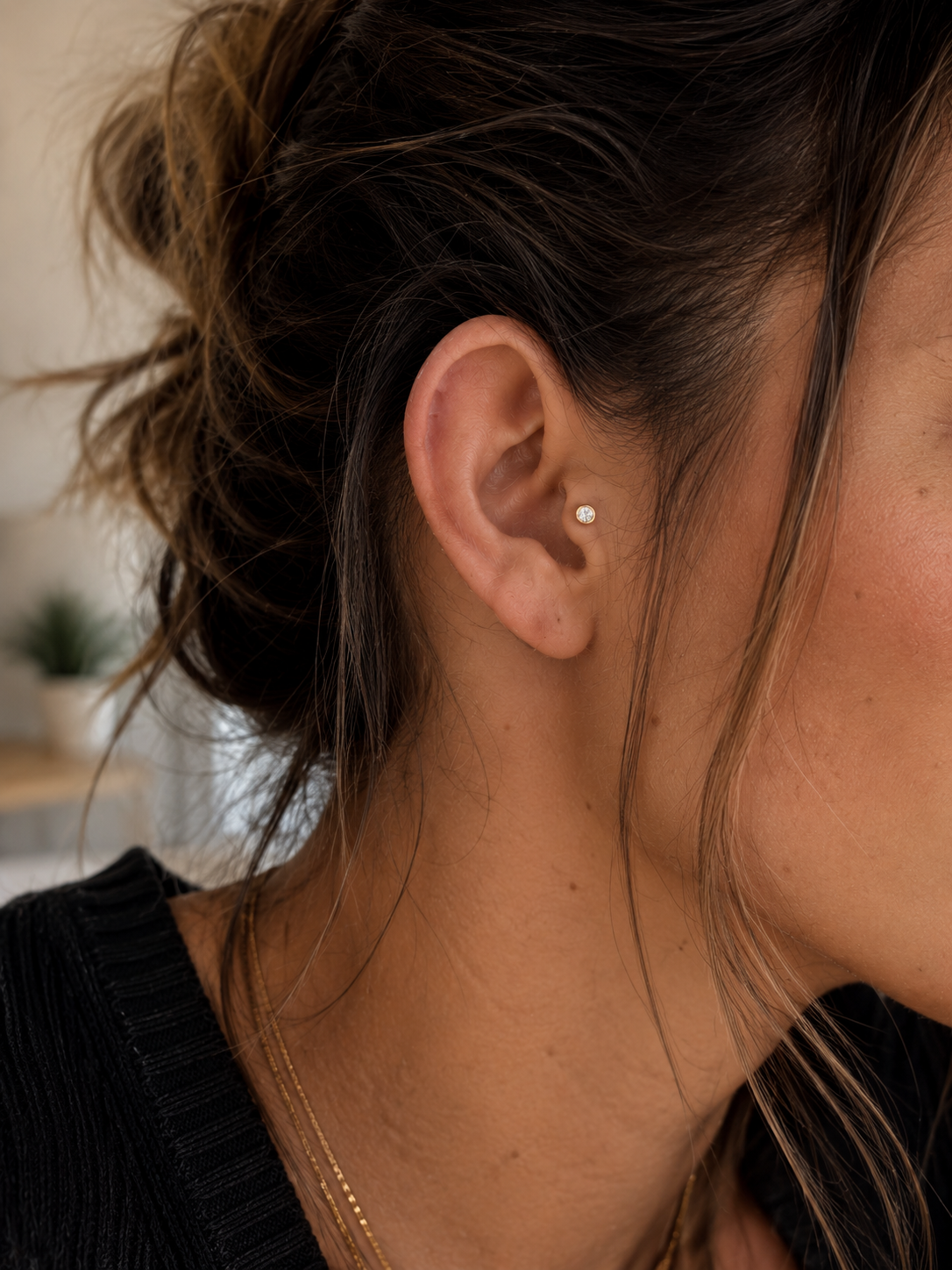 14kt. Geelgouden Push-in Labret met Threadless Bezel Set CZ Top – 3 mm gedragen door model
