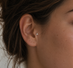 14kt. Witgouden Push-in met Threadless Driehoek Top – 3 mm gedragen door model