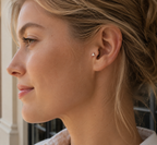 14kt. Witgouden Push-in met Threadless Driehoek Top – 3 mm gedragen door model