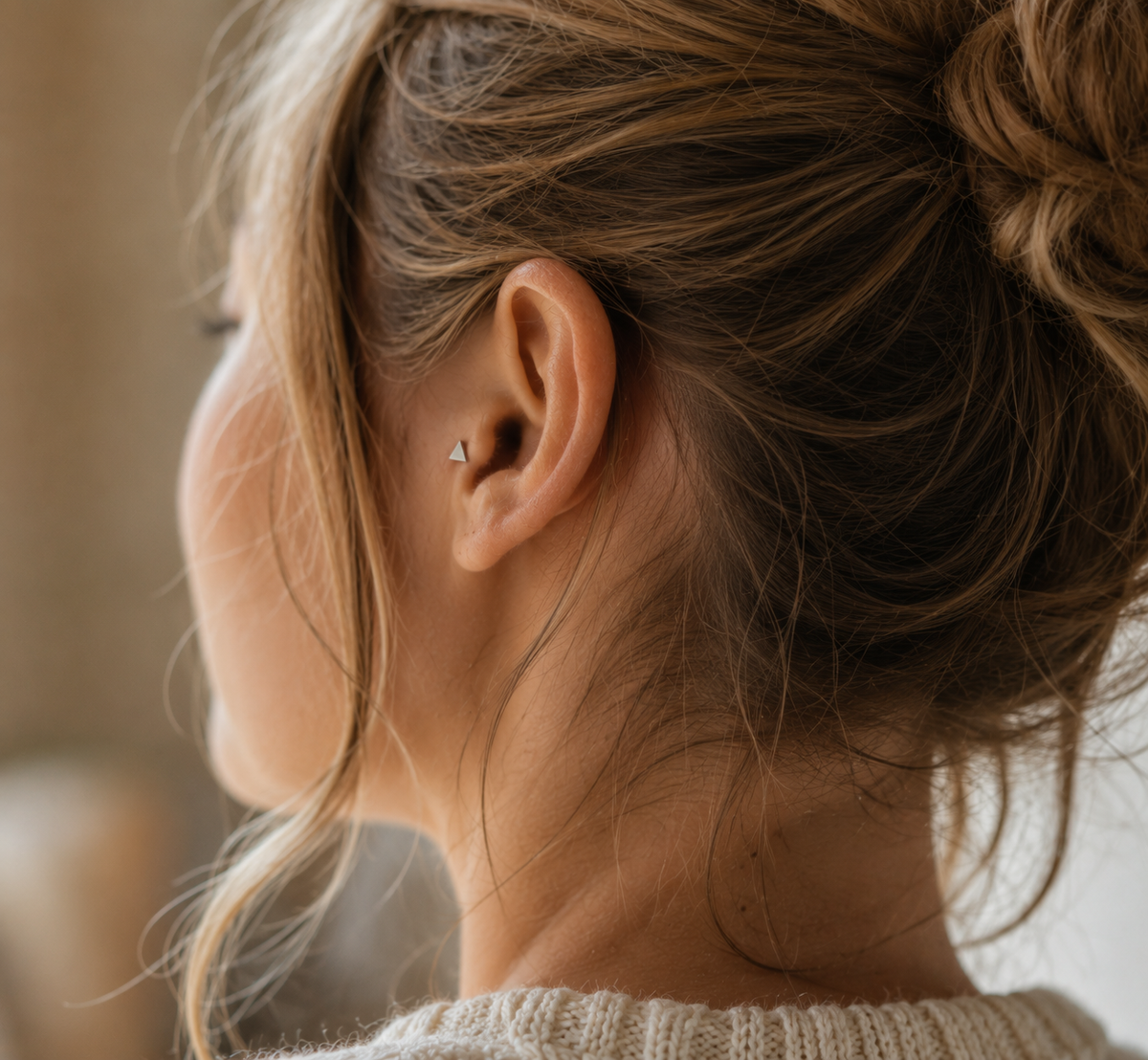 14kt. Witgouden Push-in met Threadless Driehoek Top – 3 mm gedragen door model