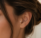 14kt. Witgouden Push-in met Threadless Driehoek Top – 3 mm gedragen door model