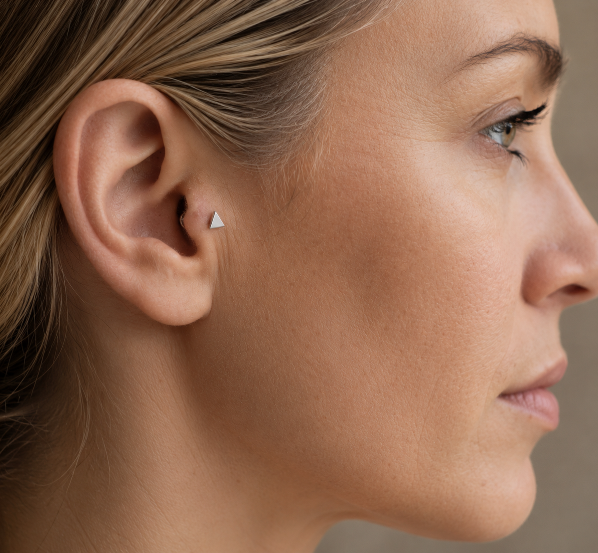 14kt. Witgouden Push-in met Threadless Driehoek Top – 3 mm gedragen door model