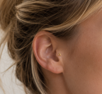 14kt. Geelgouden Push-in met Threadless Driehoek Top – 3 mm gedragen door model