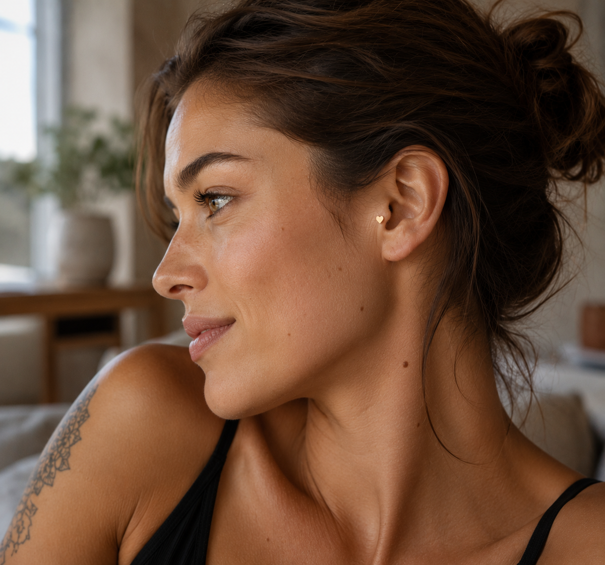 14kt. Geelgouden Push-in Hart Top met Threadless Sluiting – 3 mm gedragen door model