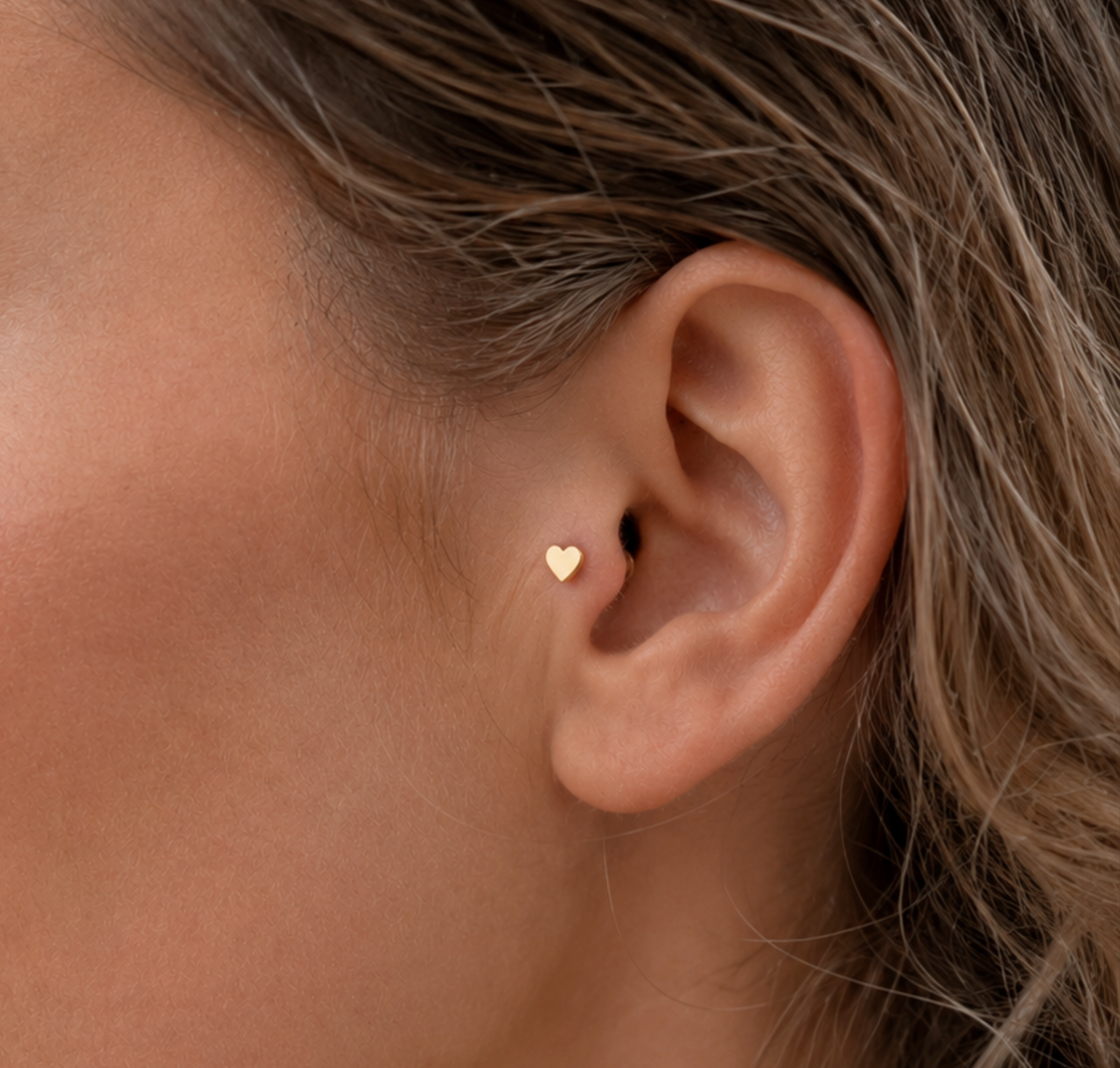 14kt. Geelgouden Push-in Hart Top met Threadless Sluiting – 3 mm gedragen door model